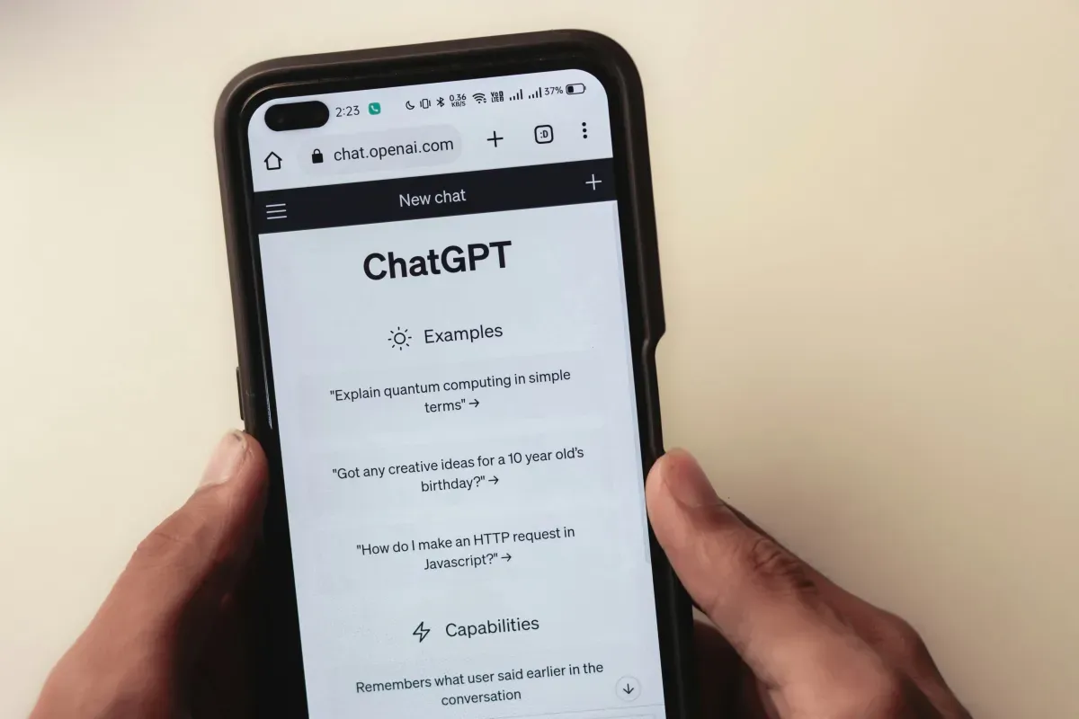 Smartphone mit Chat-App auf dem Bildschirm, Symbolbild für KI-Assistenten