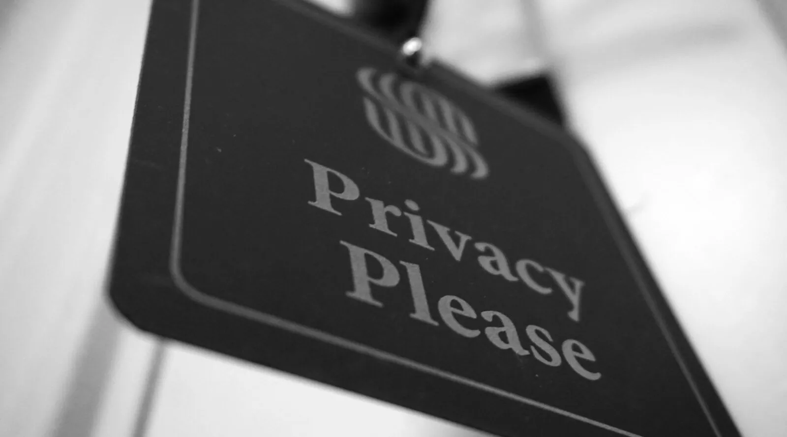 Schwarz-weißes Schild mit Aufschrift "Privacy Please"