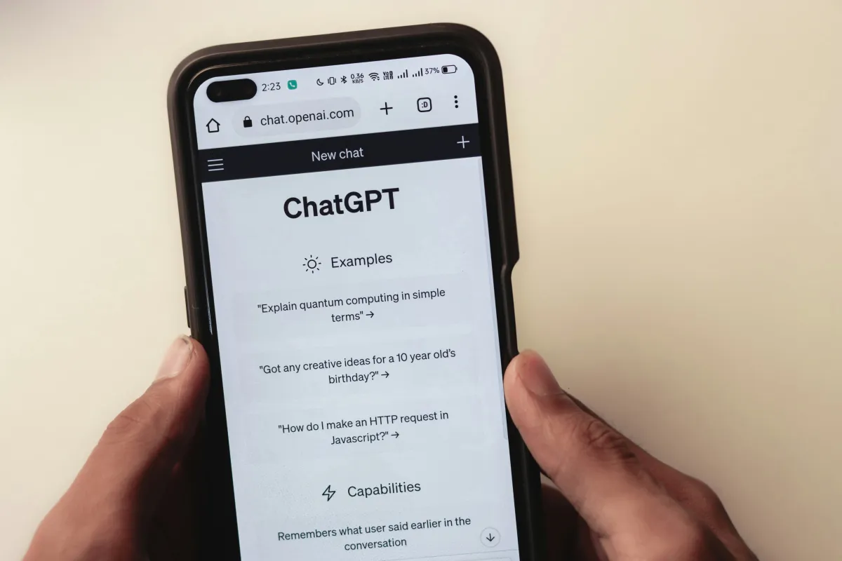 Smartphone mit Chat-App auf dem Bildschirm, Symbolbild für KI-Assistenten