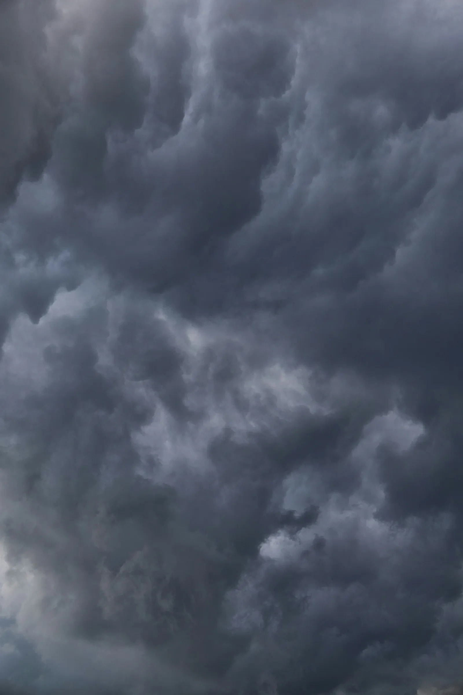 Dramatische Gewitterwolken mit dunklen Wolkentürmen